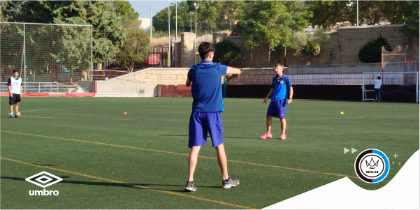 Entrenador dando instrucciones a los jugadores durante un entrenamiento matutino